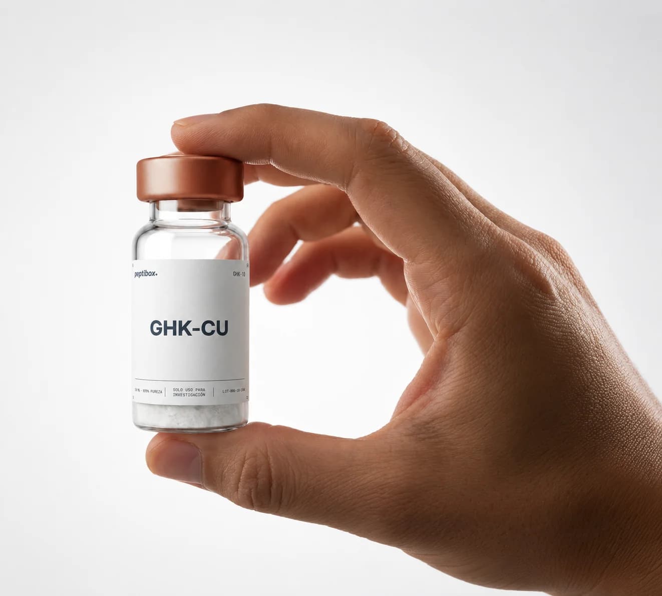 Mano sosteniendo vial de péptido Peptibox